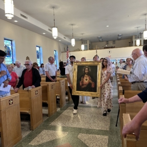 QU students with sacred heart picture